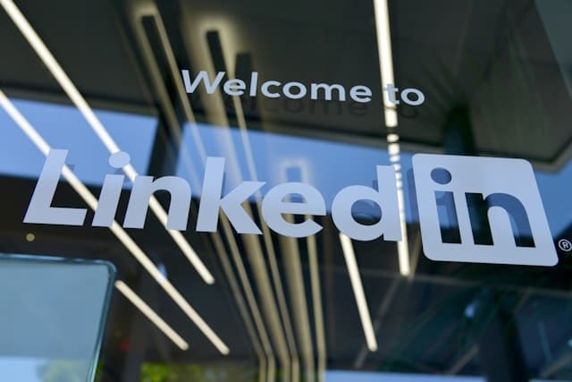 LinkedIn Comments: Build Your Personal Brand Effectively